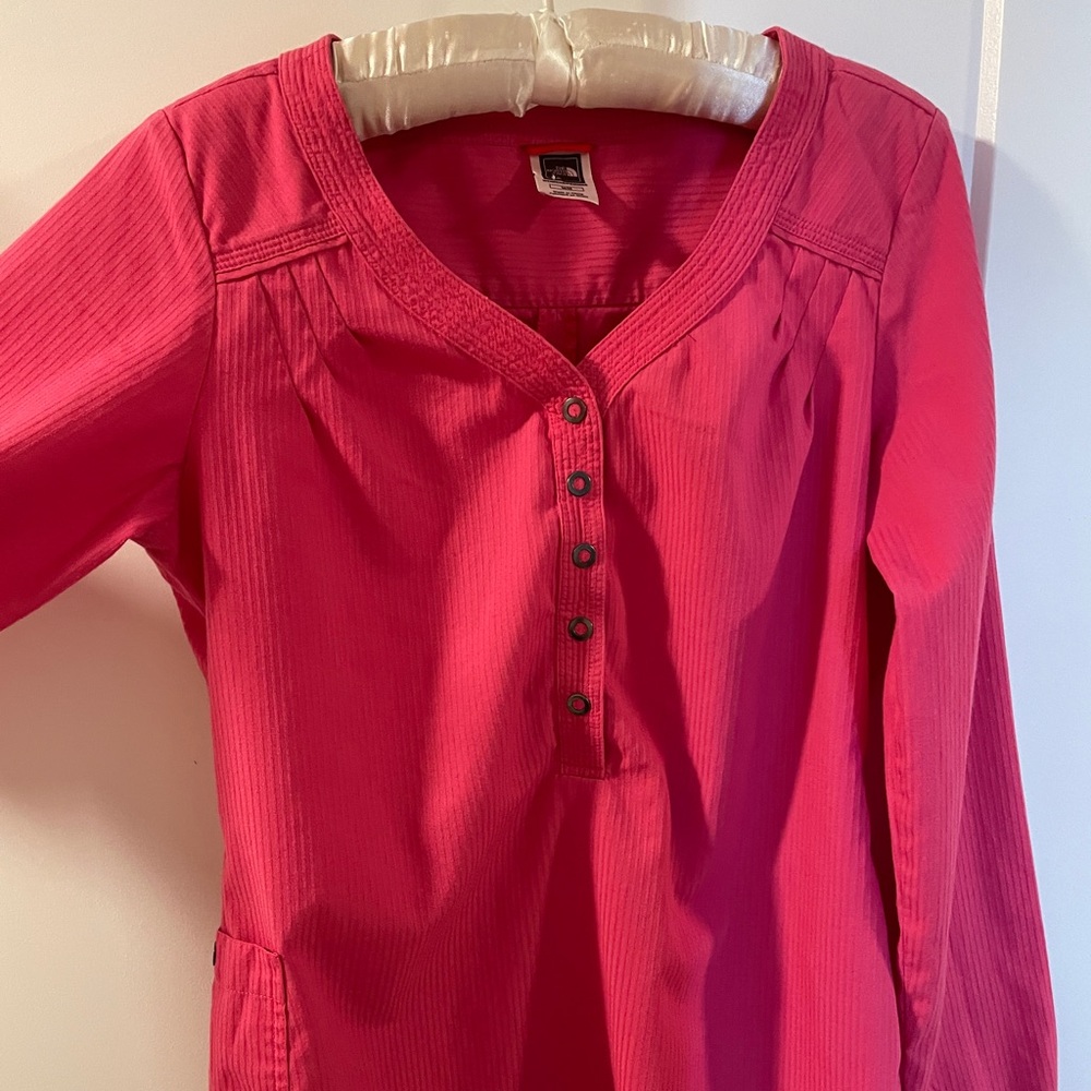Gorgeous Northface apre ski / casual daytime layer shirt with side pocket.